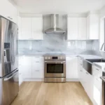 Cuisine moderne rénovée avec design contemporain et éclairage élégant