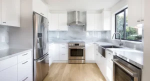 Cuisine moderne rénovée avec design contemporain et éclairage élégant